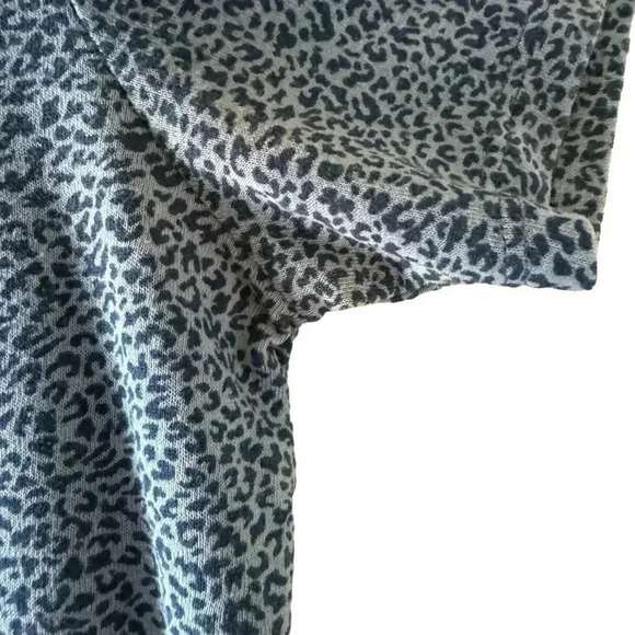 Athleta Chrome Blue Cheetah Breezy Scoop V-Neck Athleisure Tee Shirt SZ L #2135 - Picture 4 of 11